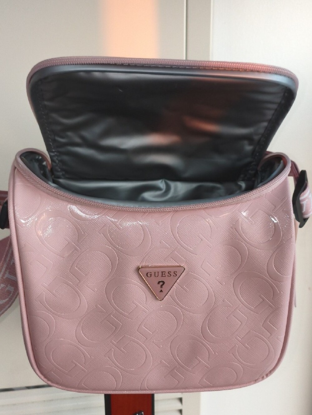 NWT 🩷 GUESS Light Pink Patent Logo Crossbody Insulated Lunch Bag - Picture 11 of 11